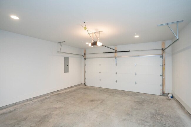 Building Photo - 400 33rd Ave N