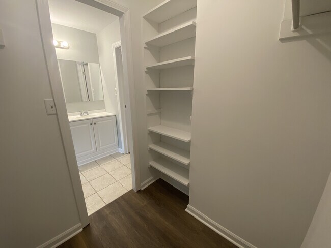 Building Photo - 2410 Oneida St