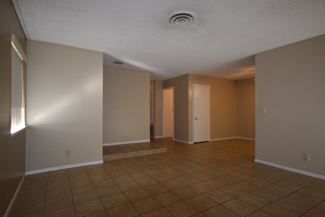Building Photo - Cozy single story condo close to the commu...