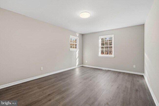 Building Photo - 221 Oak Ln