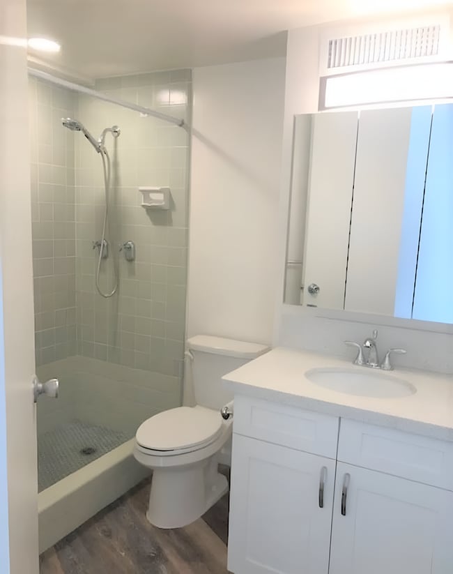 Building Photo - Studio / 1 Bath Unit at Holiday Village