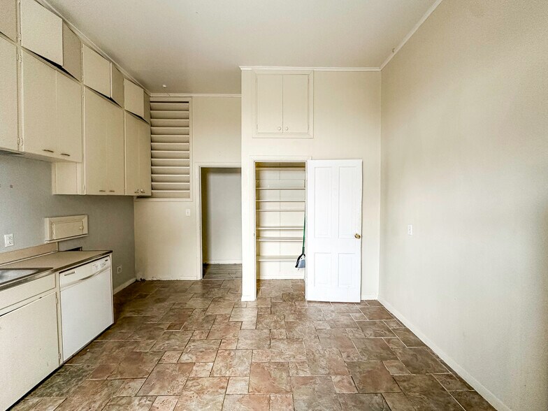 Kitchen and pantry - 415 Avenue E