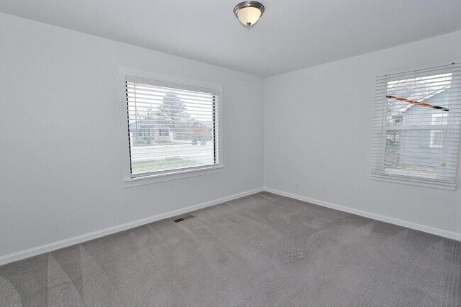 Building Photo - Charming Single-Level Home