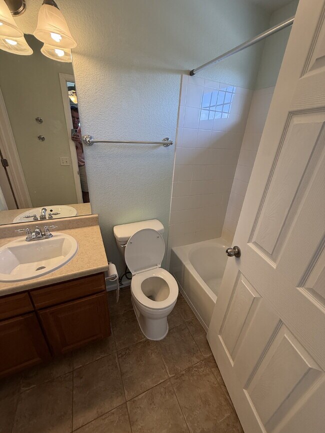 Building Photo - "Spacious 2-Bed Condo with 2.5 Baths in Aurora – Your Dream Home Awaits