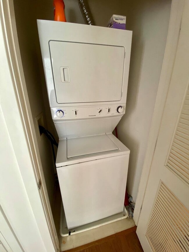 Building Photo - Charming 2Bedroom/2Bath Condo in Heart of ...