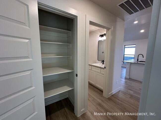 Building Photo - 2010 Cottonwood Ave