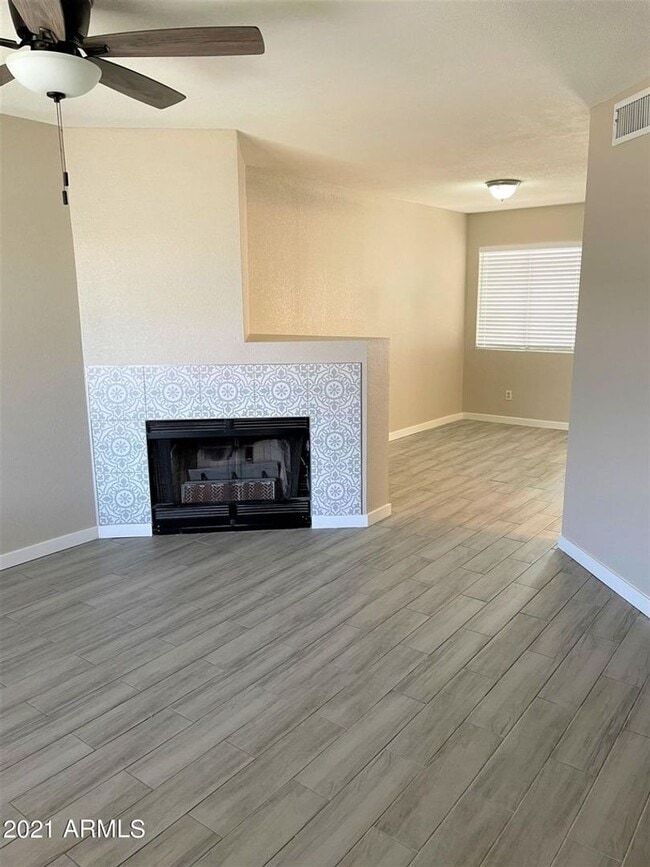 Building Photo - Remodeled 2 bed/1.5 bath townhome in the s...