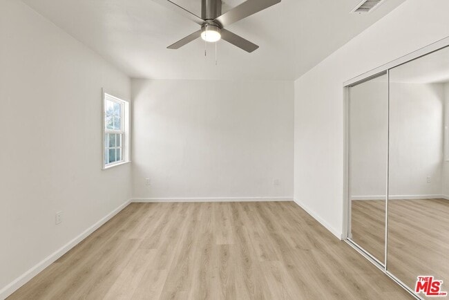 Building Photo - 820 W 98th St