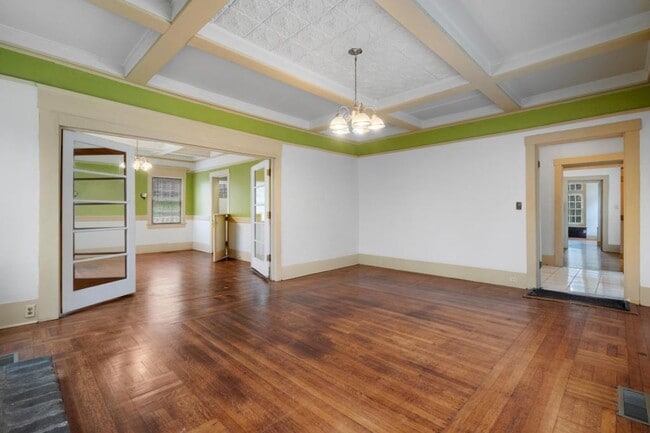 Building Photo - 113 Dell St