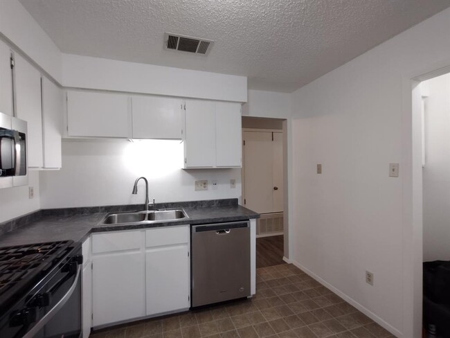 Building Photo - 1620 W Braker Ln