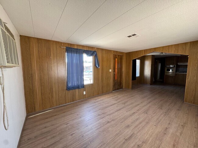 Building Photo - 384 Moser Ave