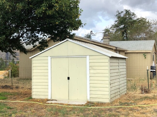 Building Photo - 2 Bedroom 1 Bathroom with River Views