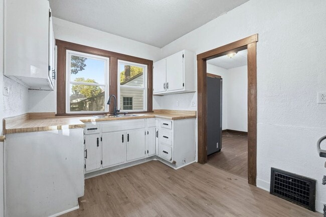 Building Photo - New 2 bedroom house listing!