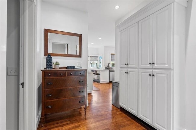 Building Photo - 663 Yorkshire Rd NE