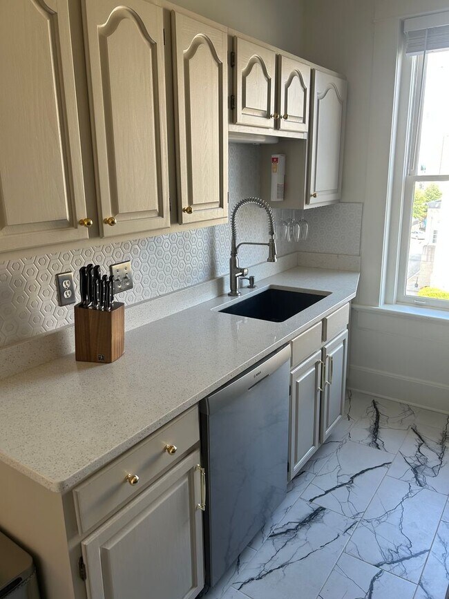 Building Photo - Greenville, 1BD/1BD, 894SF