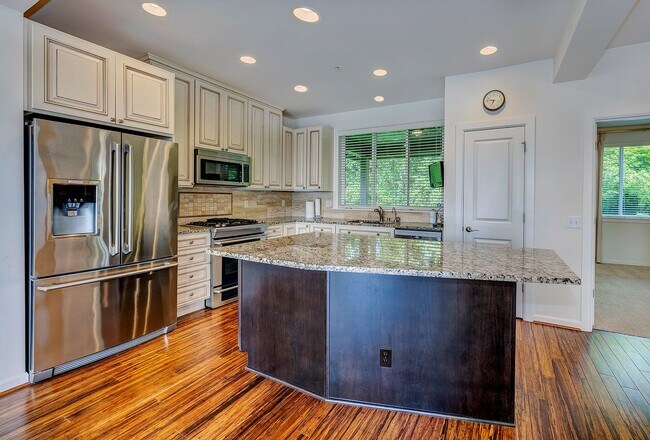 Building Photo - Mukilteo Townhome