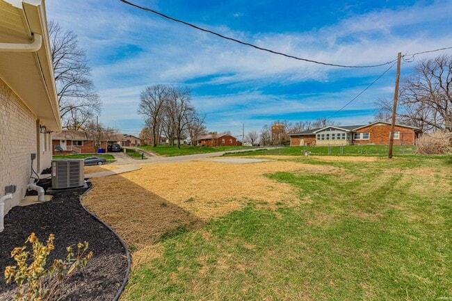 Building Photo - 911 Mayfair Dr