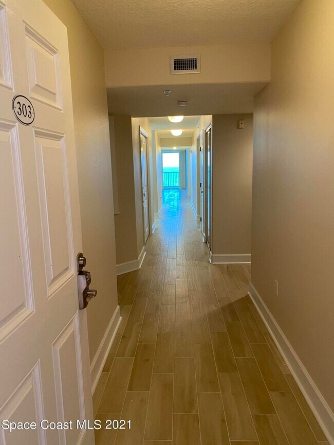 Building Photo - 735 N Hwy A1A