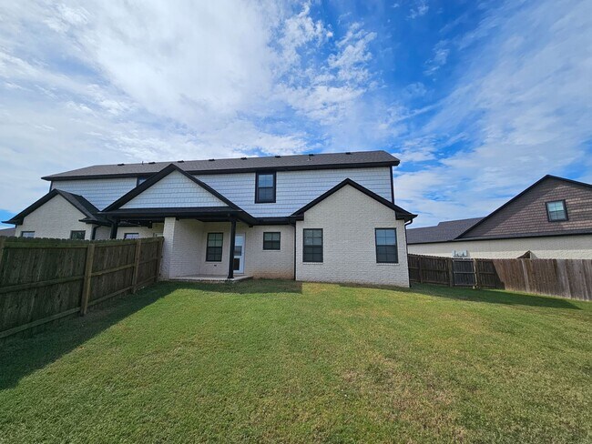 Building Photo - Beautiful 3 Bed/2.5 Bath Townhome in Chaff...