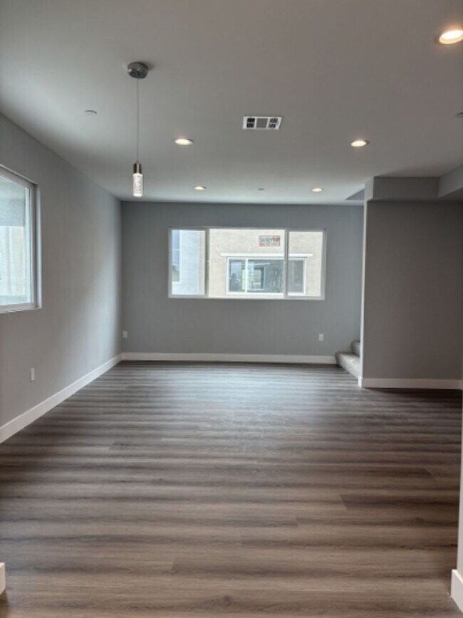 Building Photo - Azusa-Arrow