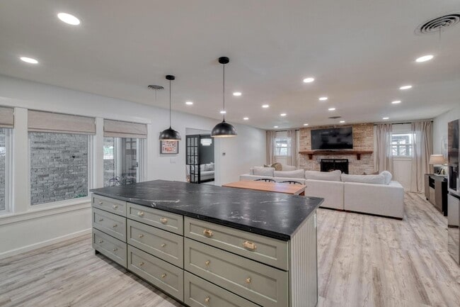 Building Photo - 2117 Gaston Pl Dr