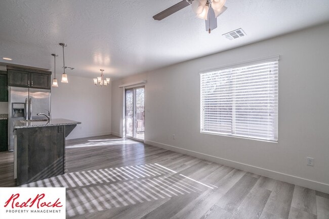 Building Photo - 4 Bed/2.5 Bath Townhome in Desert Bluff!