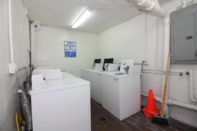 Building Photo - 334 Heliotrope Dr