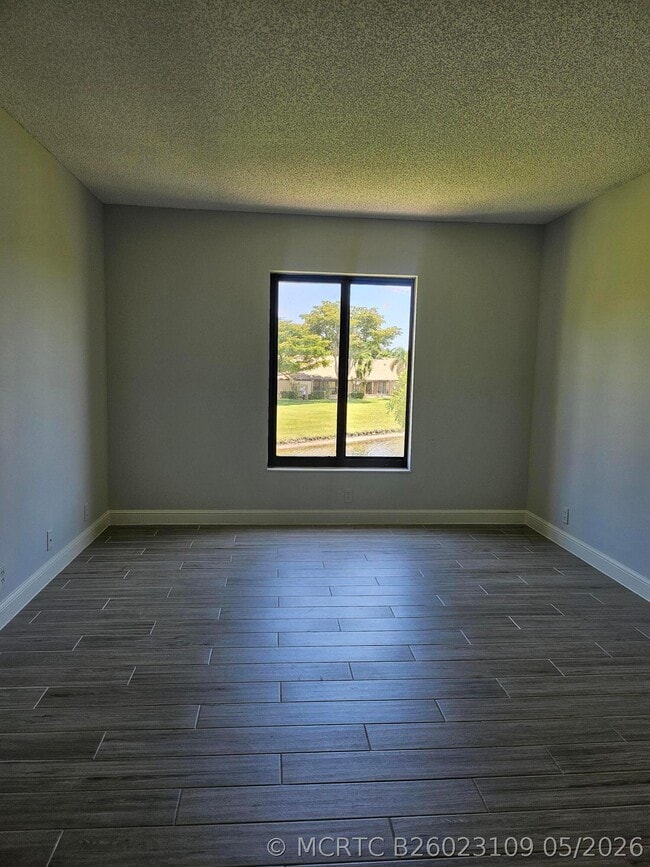 Building Photo - 811 Sky Pine Way
