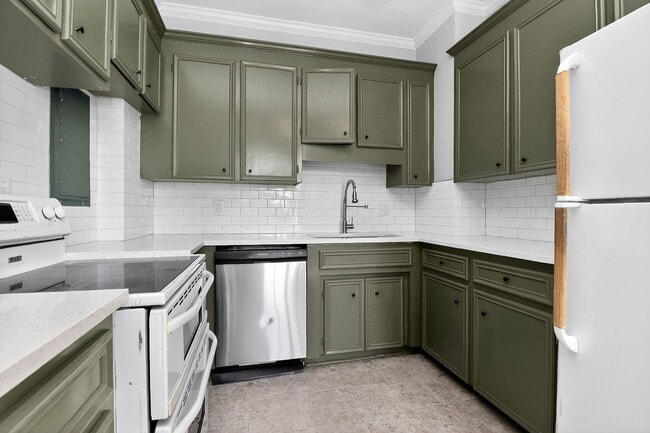 Building Photo - Absolutely stunning penthouse level unit in the historic Poplar building in Charlotte's tree line...