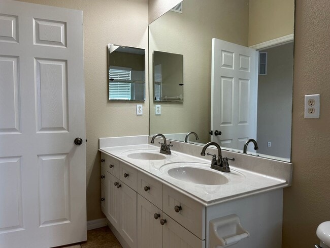 Building Photo - Top Floor Condo at Lakeside at Lakes of Wi...