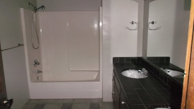 Building Photo - Fabulous 3 bedroom home near Jenkinson Lake.
