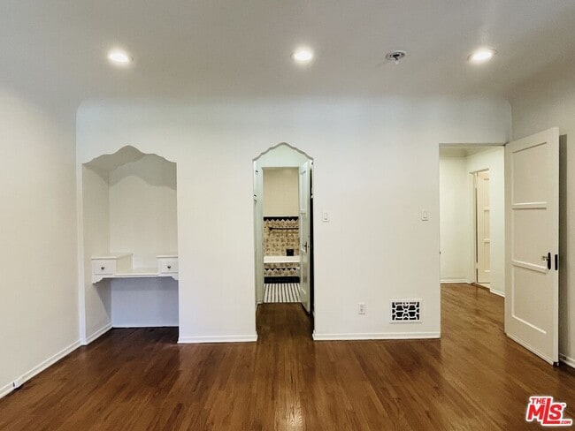 Building Photo - 203 N Doheny Dr