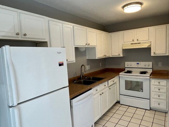 Building Photo - 4 bedroom duplex-East Ridge