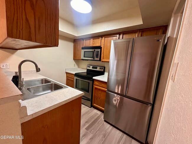 Building Photo - 6201 Escondido Dr