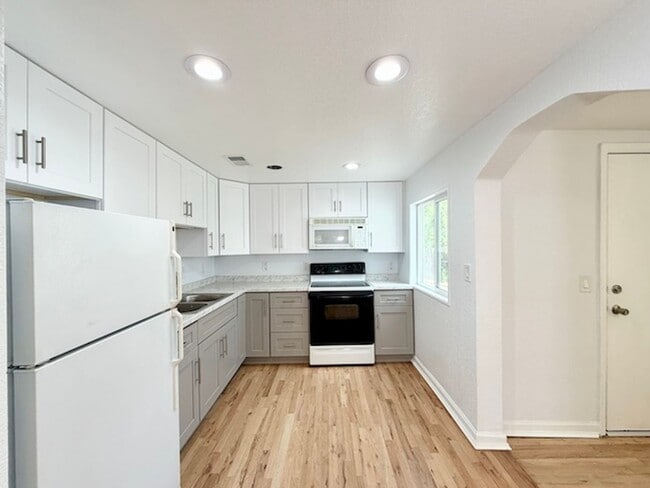 Building Photo - Move-in Ready Ranch