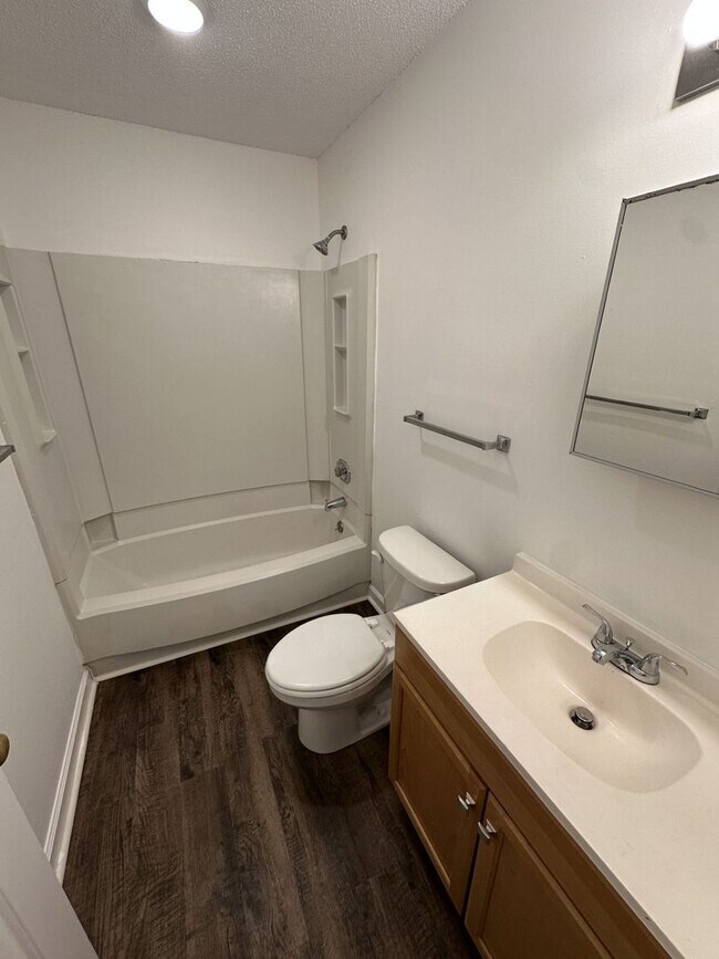 Building Photo - 2 Bedroom 2 Bathroom Condo!