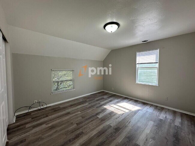 Building Photo - 108 Osborn St