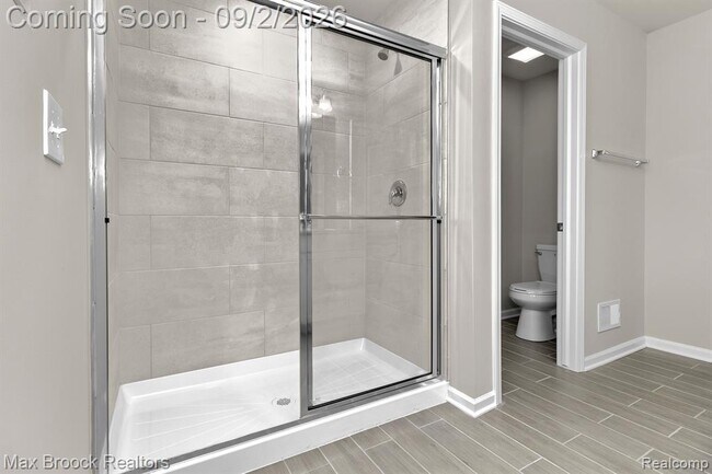 Building Photo - 4819 Glenora Dr
