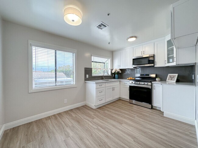 Building Photo - 922 Benito Ave