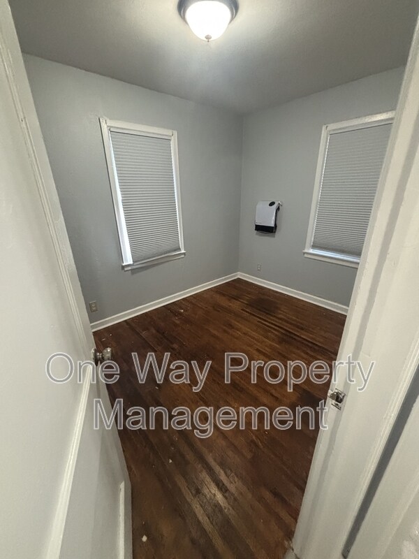 Building Photo - 1729 E Looman St