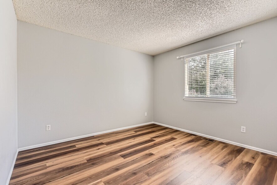 Building Photo - 8750 Redwing Ave