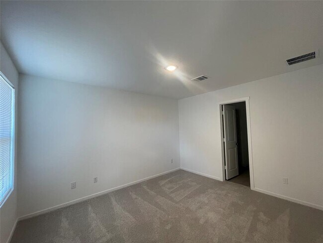Building Photo - 245 Pastar Fls