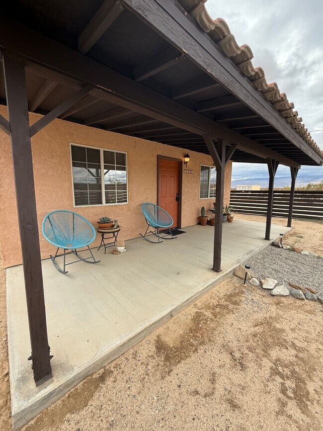 Building Photo - Private 1 Bedroom 1 Bathroom Home