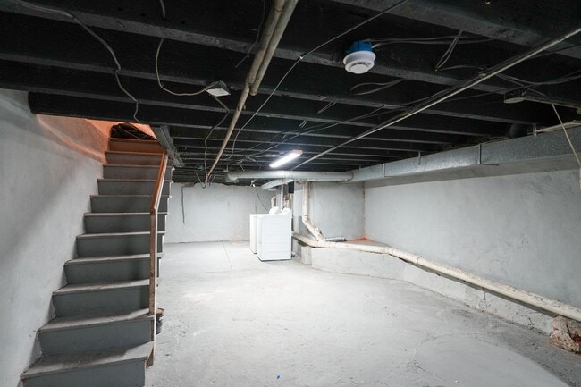 Building Photo - Amazing newly redone large 3 bedroom