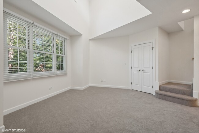 Building Photo - 3252 Thayer St
