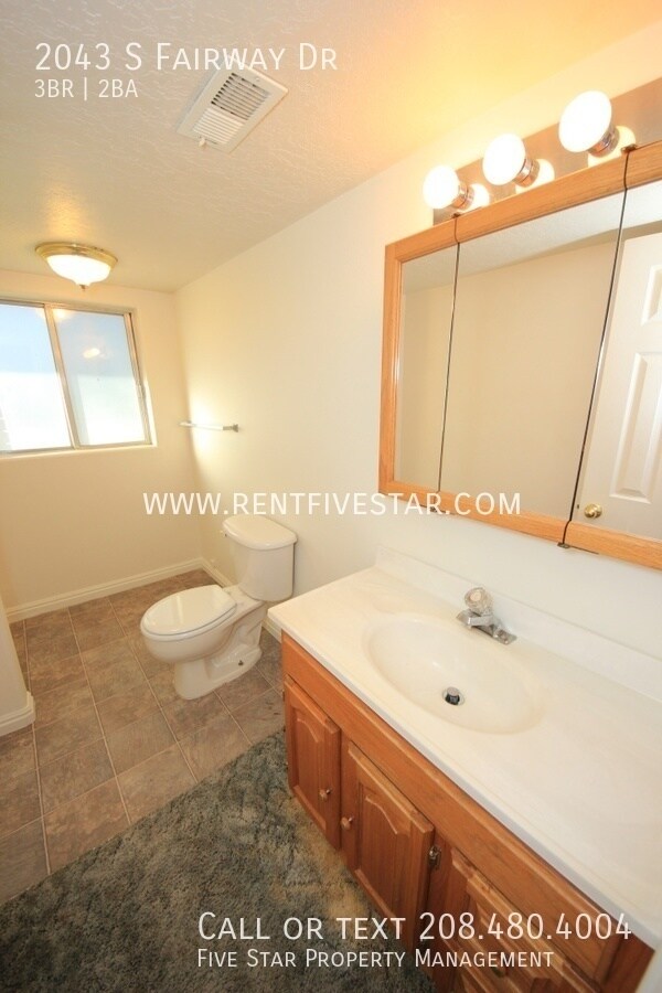 Building Photo - 2043 S Fairway Dr