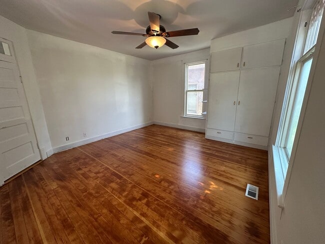 Building Photo - Large 4 bedroom 2 bath home