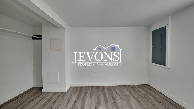 Building Photo - 630 N Skyline Dr