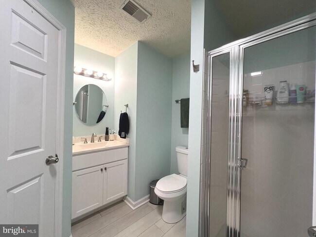 Building Photo - Gorgeous Light-Filled 2BR/2BA Penthouse Condo in Piney Orchard.