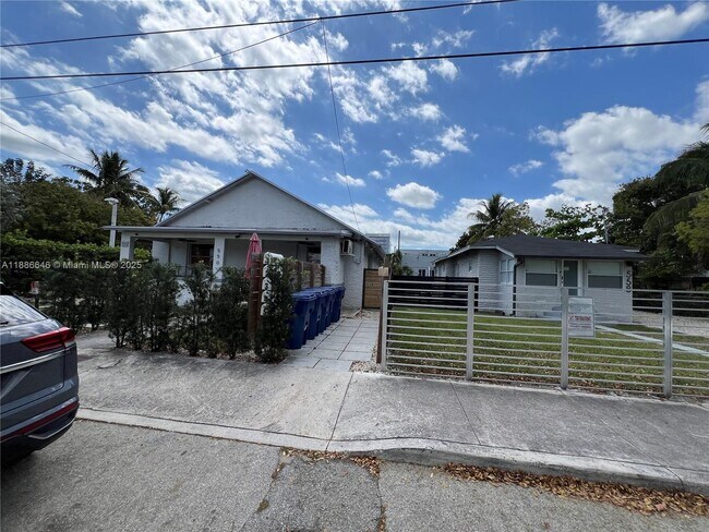 Building Photo - 548 NW 30th St
